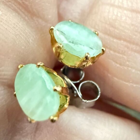 WOMEN’S GREEN GEMSTONE STUD EARRINGS – SILVER & GOLD MIXED METAL - Picture 13 of 17
